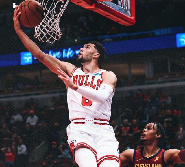  门兴格拉德巴赫攻势如潮，狂轰滥炸斩获大胜