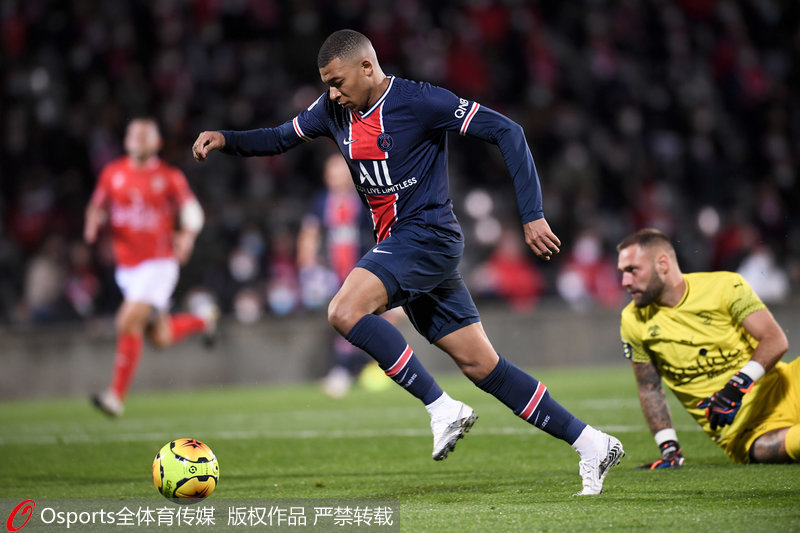 FB体育官方网站- 巴黎圣日耳曼客场三球大胜，姆巴佩梅开二度领跑射手榜  
